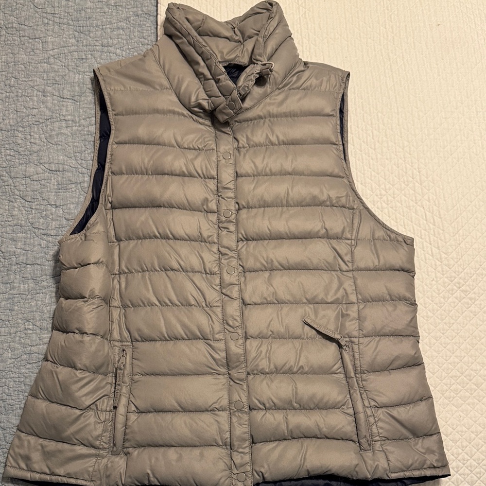 GAP Women's Light Gray Puffer Vest